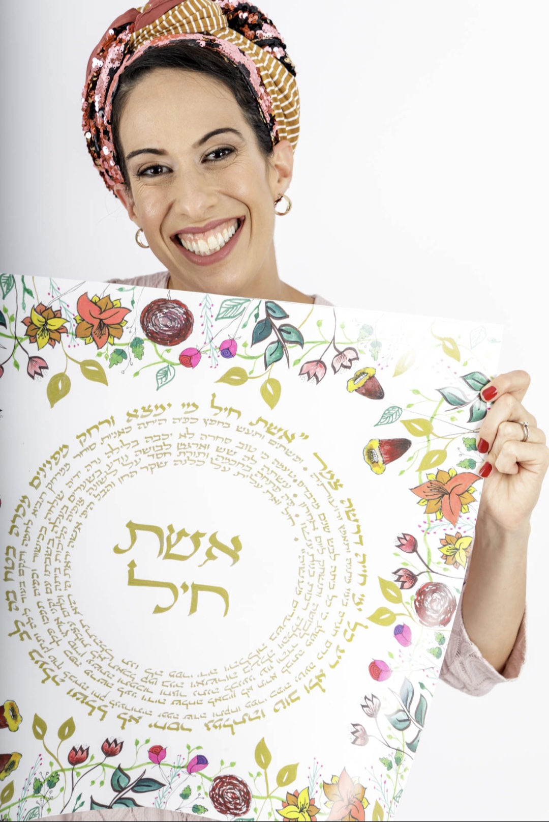 עם אחת מיצירותיה (צילום: גיליה בן גד)