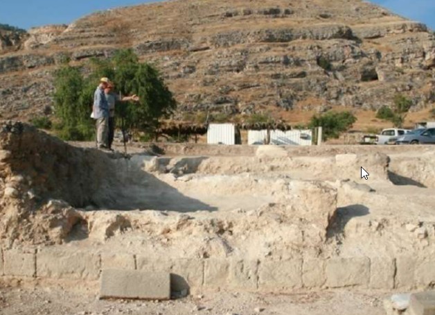 רצפת לוחות אבן מלוטשים (אופוס סקטילה) מארמונו של הורדוס אנטיפס (צילום: משלחת הירשפלד)