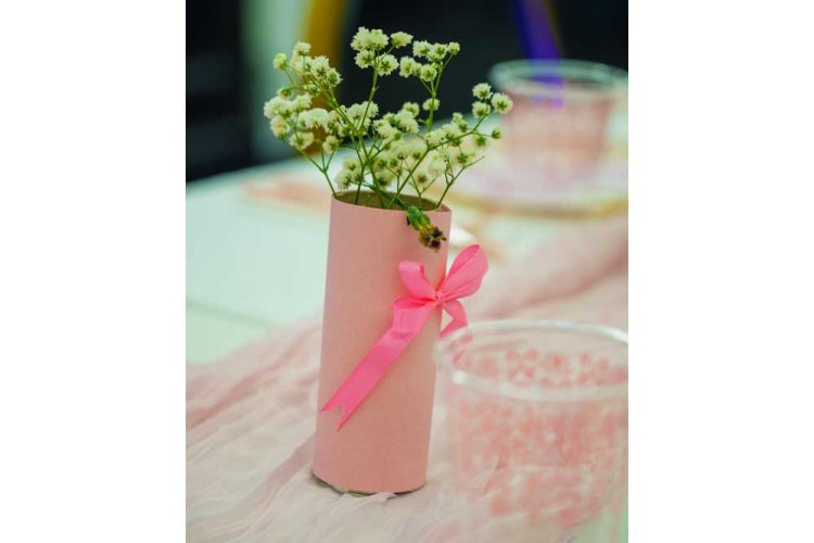 גליל קרטון הפך לאגרטל קטן