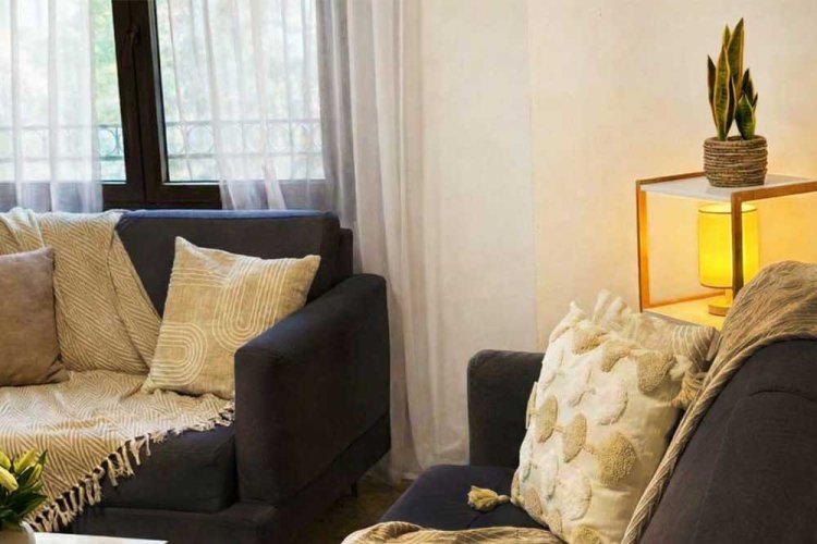 ספה שמזמינה התכרבלות עם ספר טוב 