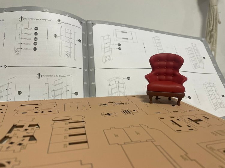 ספר הוראות ומשטח עץ לפרק ממנו את החלקים בהדרגה