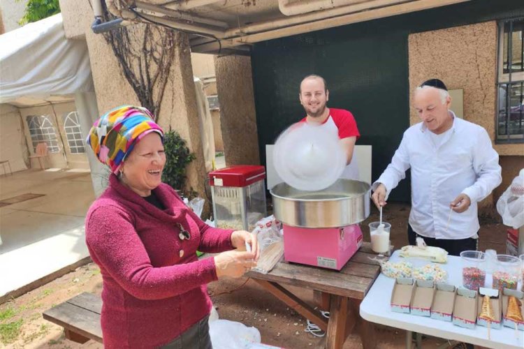 מתנדבים במחלקת הנוער ביום העצמאות