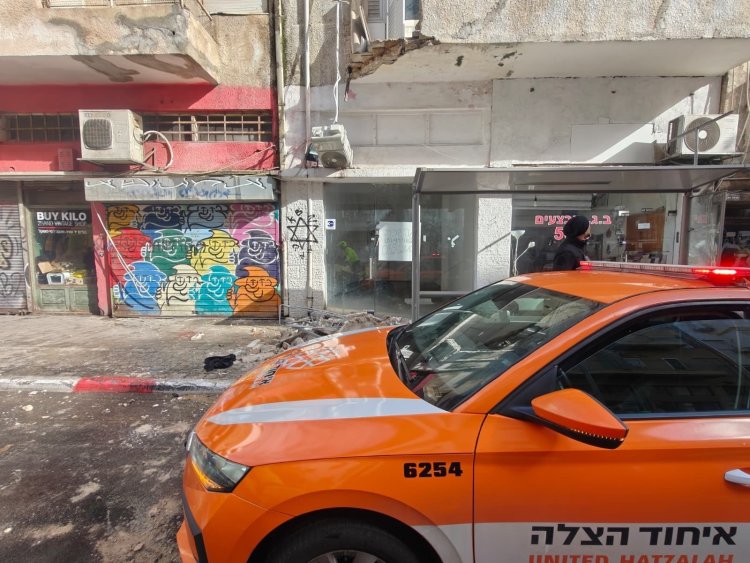 קריסת מרפסת בתל אביב (צילום: דוברות איחוד הצלה - מחוז מרכז)