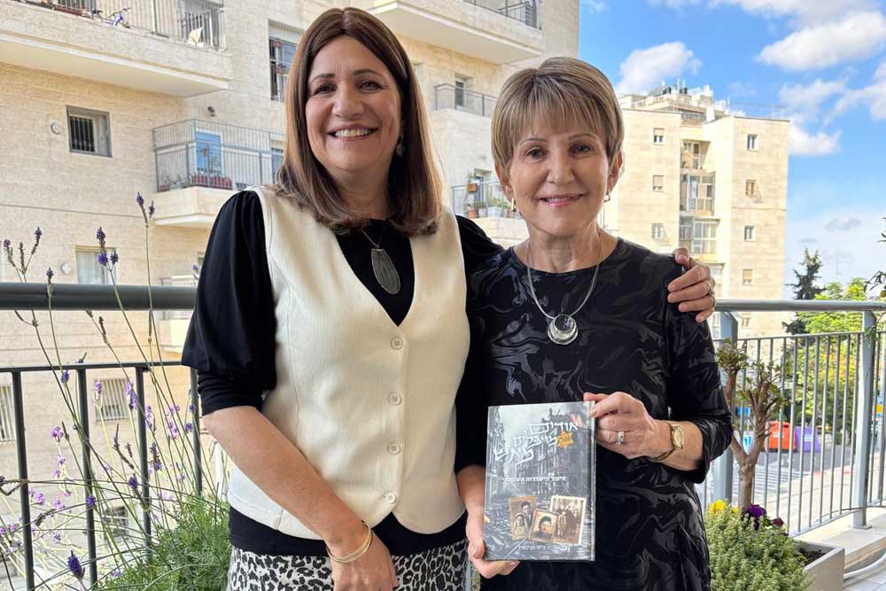 רונית ואימה עם ספר שכתבה האם למען הדורות הבאים
