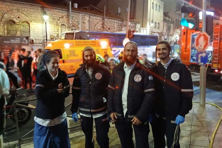 פגש פנים מוכרות - אברהם (שני מימין) ושלושה מאחיו בזירת השריפה בירושלים 