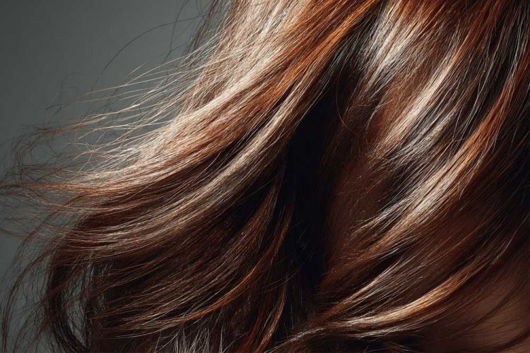 כשהיא מקבלת את הפאה, שהיא בעצם השיער האישי שלה, ניכרת ההקלה העצומה