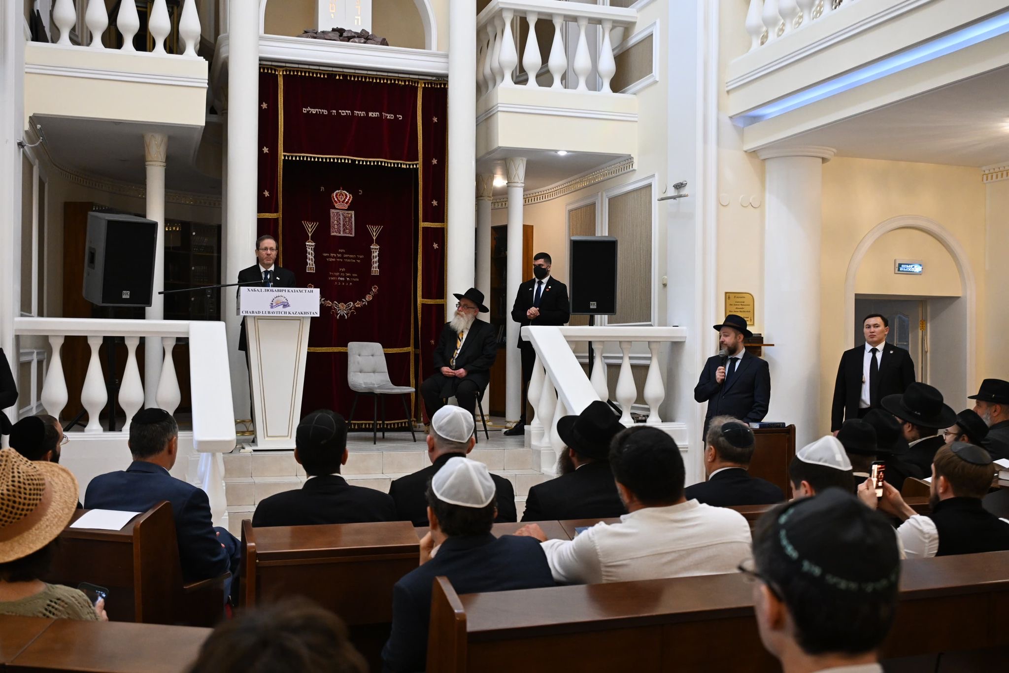 הרצוג עם הקהילה היהודית בקזחסטן (צילום: חיים צח, לע״מ)