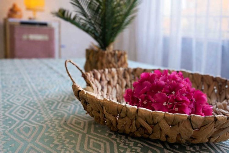 הקופסה הוורודה מתכתבת עם צבעי הפרחים והמפה