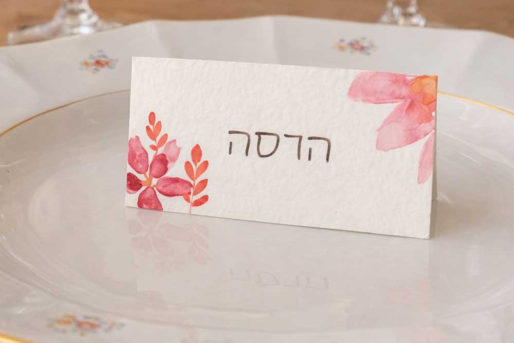 עצבו את תגי השם בהתאם - ציור עדין של פרחים בצבעי מים