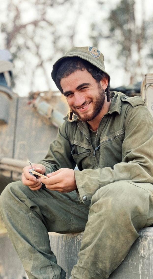 "אך ורק עצים מארץ ישראל". צביעז בעבודה