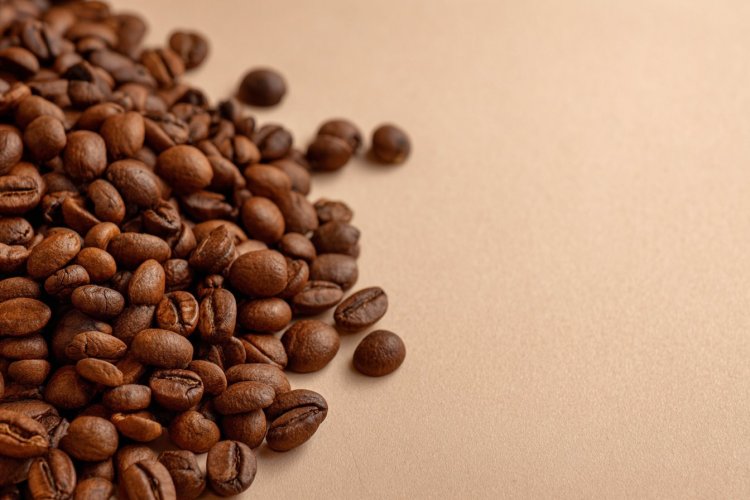 פולי קפה שומרים על הטעם לאורך זמן, במיוחד אם טוחנים אותם ממש סמוך לרגע ההכנה.