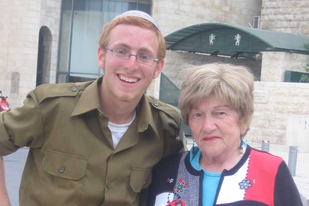 הרב ויסברג, בתקופת שירותו הצבאי, עם סבתו