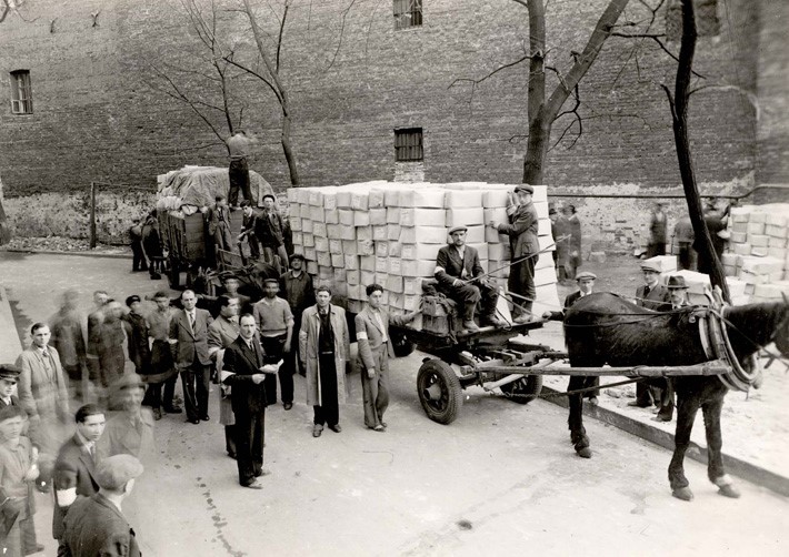 Distribution of matzah by the YSS organization in Warsaw during Passover, 1940