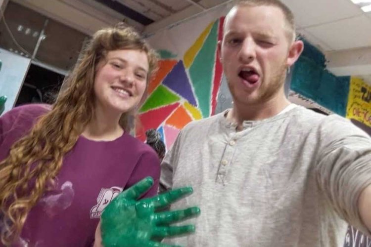 דביר לצד אחותו רנה הי"ד