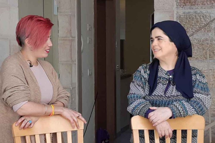 יעל בשיחה עם אחת הבנות שהייתה בעברה דיירת בפרויקט