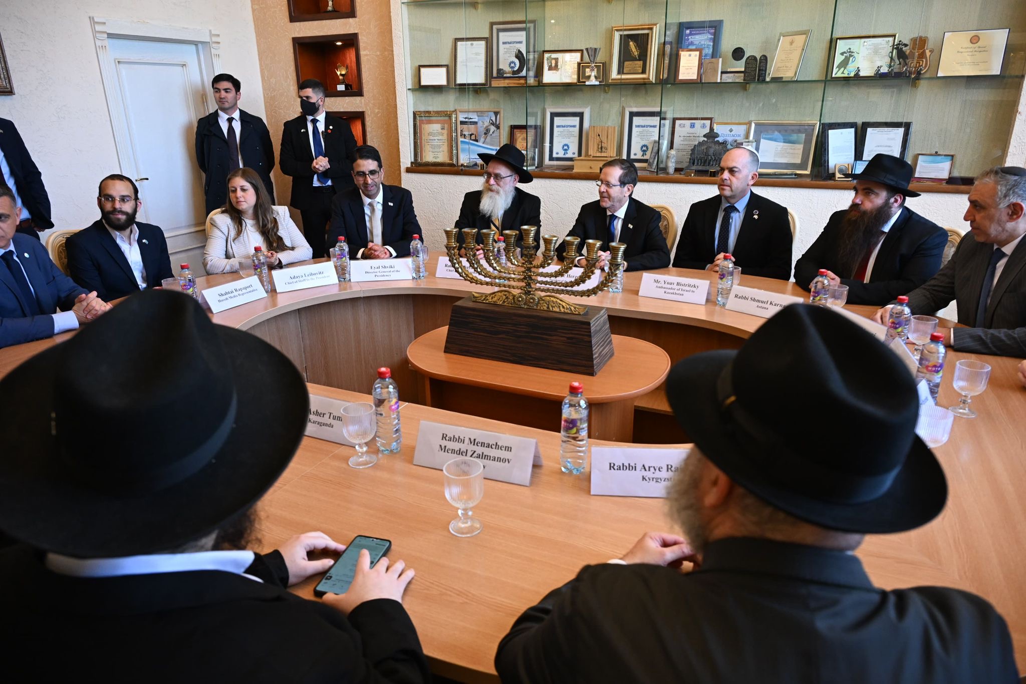 הרצוג עם הקהילה היהודית בקזחסטן (צילום: חיים צח, לע״מ)