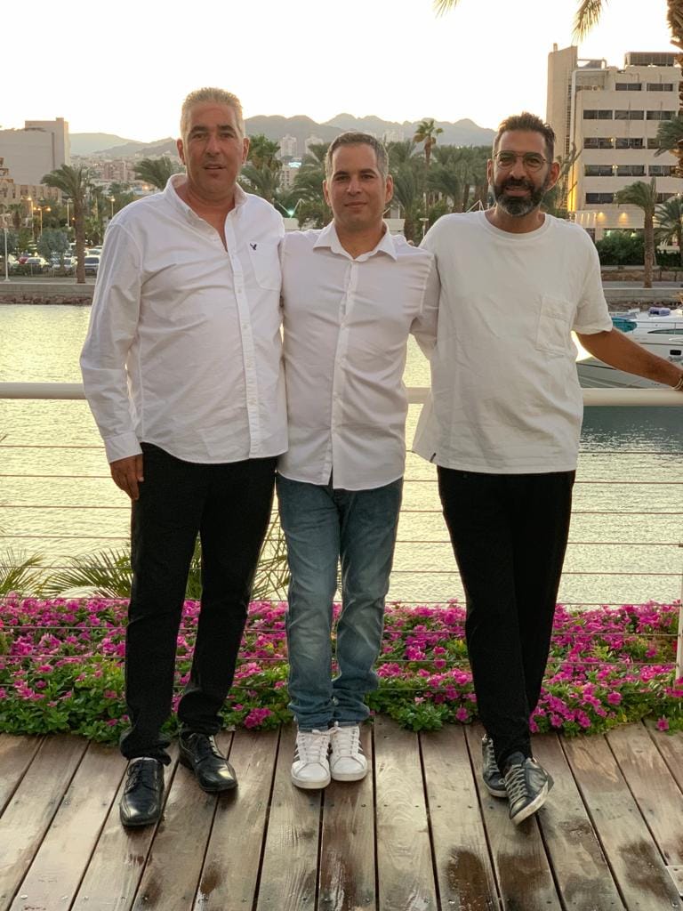 ערן גיגי (באמצע) עם שני אחיו (צילום: אמיר אבו)