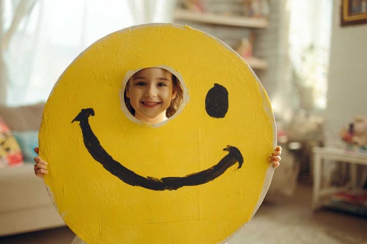 תחפושת אימוג’י מהלך עשויה קרטון