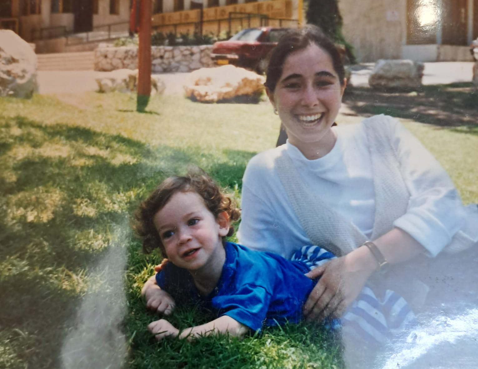 כפעוט, עם אחת מאחיותיו