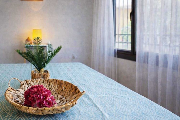 פינת האוכל אחרי: סלסלת קש, פרחים ורודים, וילונות שקופים רכים על החלונות