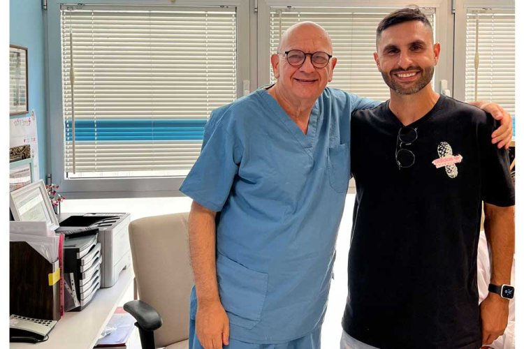 עם פרופסור קונסטנטיני שהוציא את הגידול בשלמותו והיה אמור לנתח את אביגיל