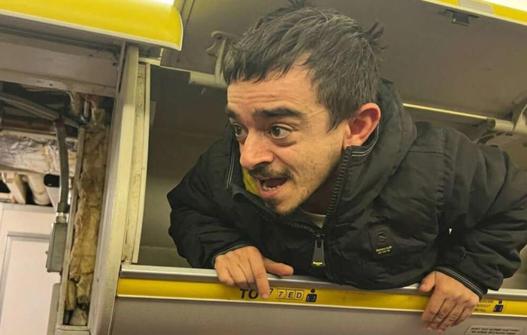 התחבא בתא המטען. צילום מסך מתוך התיעוד ברשת