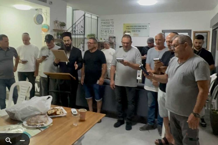 המניין שפועל בבית משפחת עשור מאז האסון 