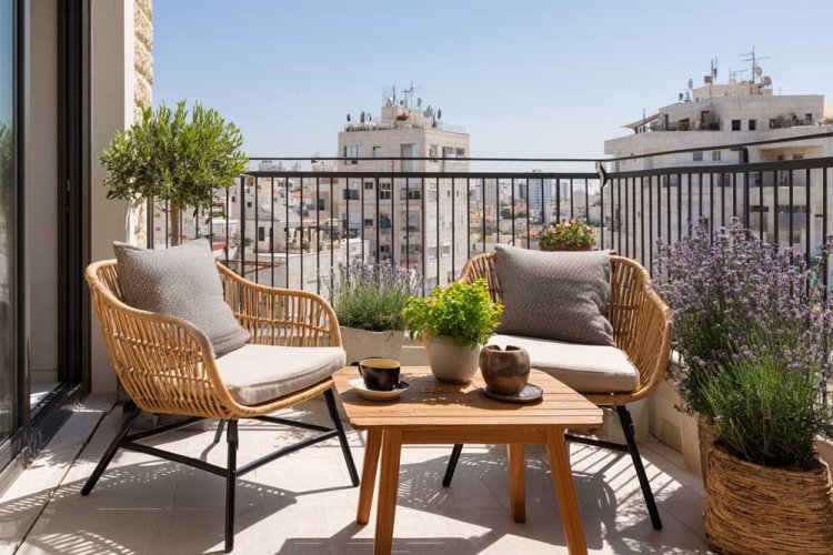 גם במרפסת ירושלמית מול בניינים אפשר ליצור פינת פיקה