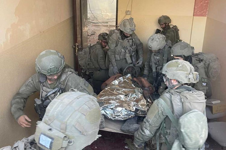 חיילי המחלקה מפנים את אביתר לאחר הפציעה