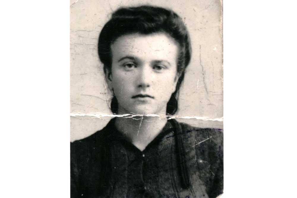 סבתא אסתר. נשאה עליה מסמכים כדי לטשטש את זהותה