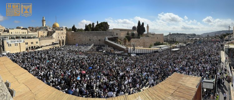 ברכת הכהנים בכותל (צילום: הקרן למורשת הכותל המערבי)
