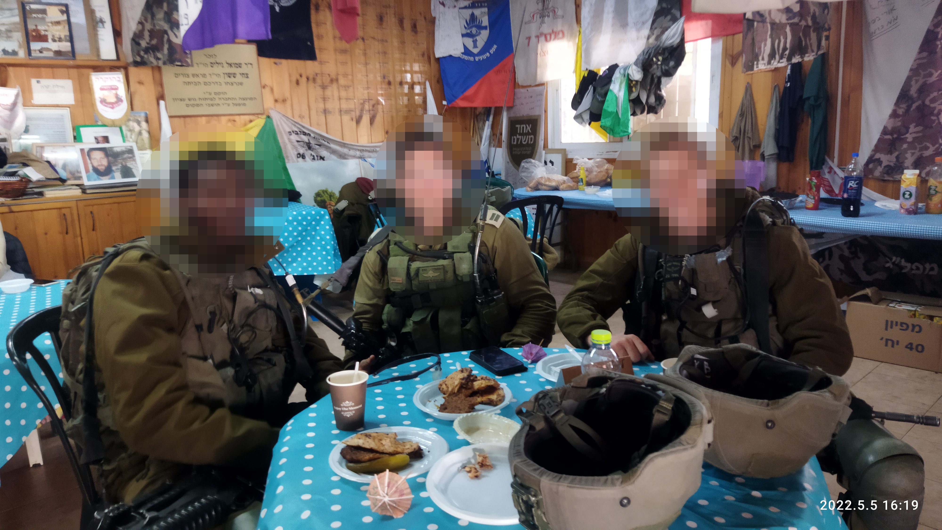 חיילים בפינה החמה