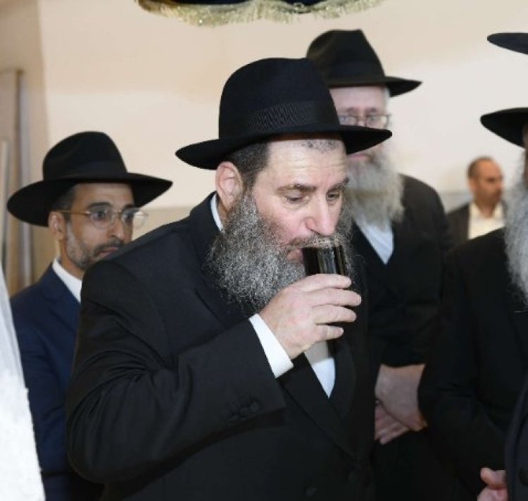 בחתונתו השלישית עם בחירת ליבו הודיה מנחם