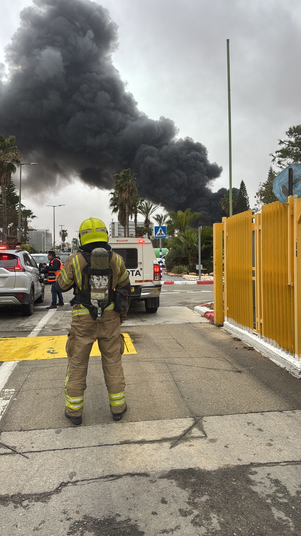 זירת הנפילה באזור התעשייה סמוך לבאר שבע (צילום: דוברות כבאות והצלה)