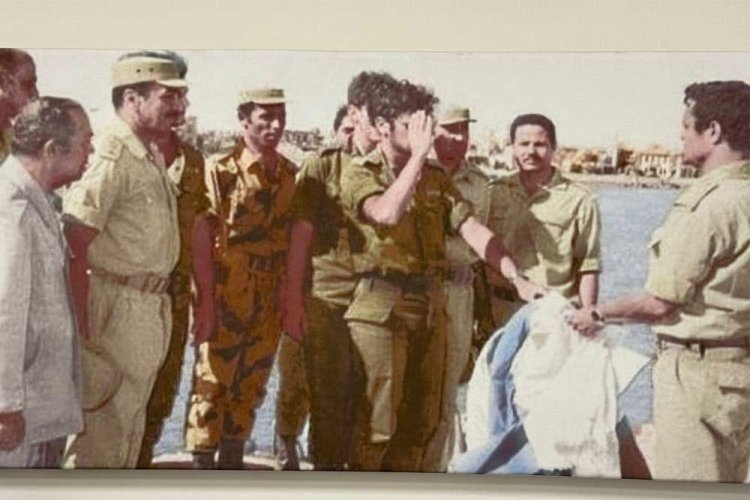 רגע הכניעה. ארדינסט מצדיע לקצין המצרי, בבגד בהיר נציג הצלב האדום