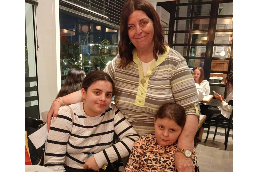 מרים בזמן איכות עם הנכדות