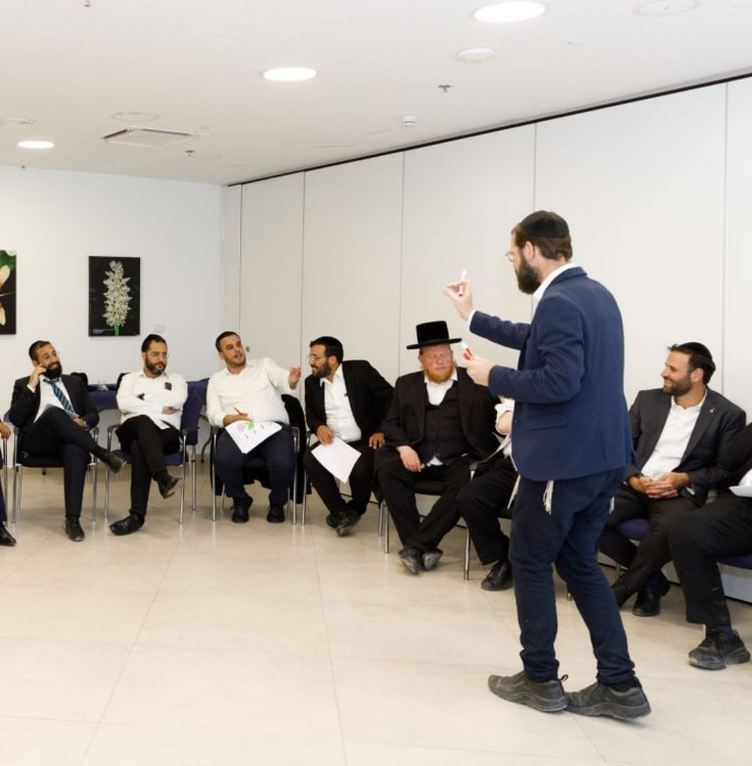 אופיר בהרצאה לפני אנשי חינוך