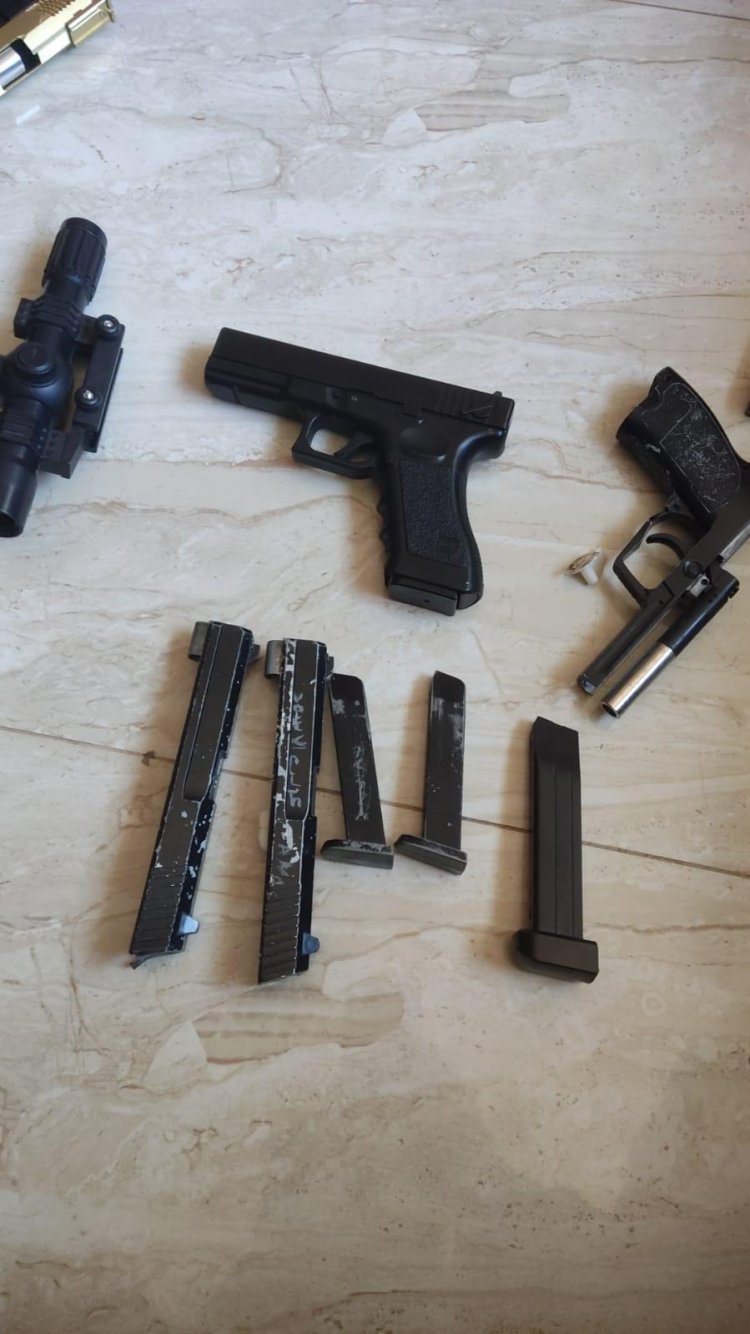 אמצעי הלחימה וחומרי ההסתה שאותרו (צילום: דובר צה״ל)