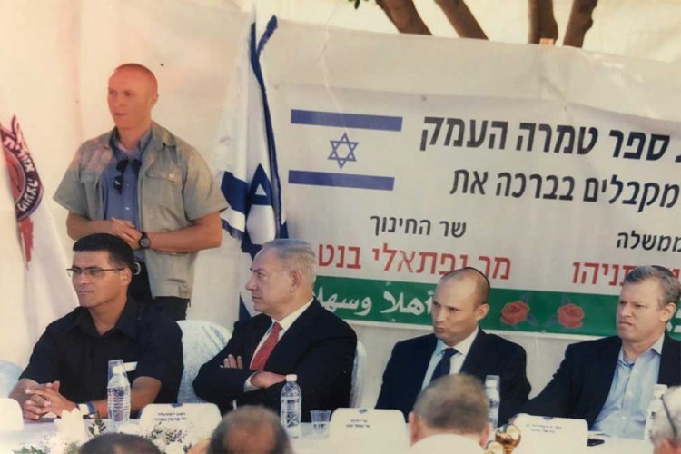 זועבי משמאל, כמנהל בית ספר בטמרה, בעת ביקור ראש הממשלה נתניהו ושר החינוך בנט