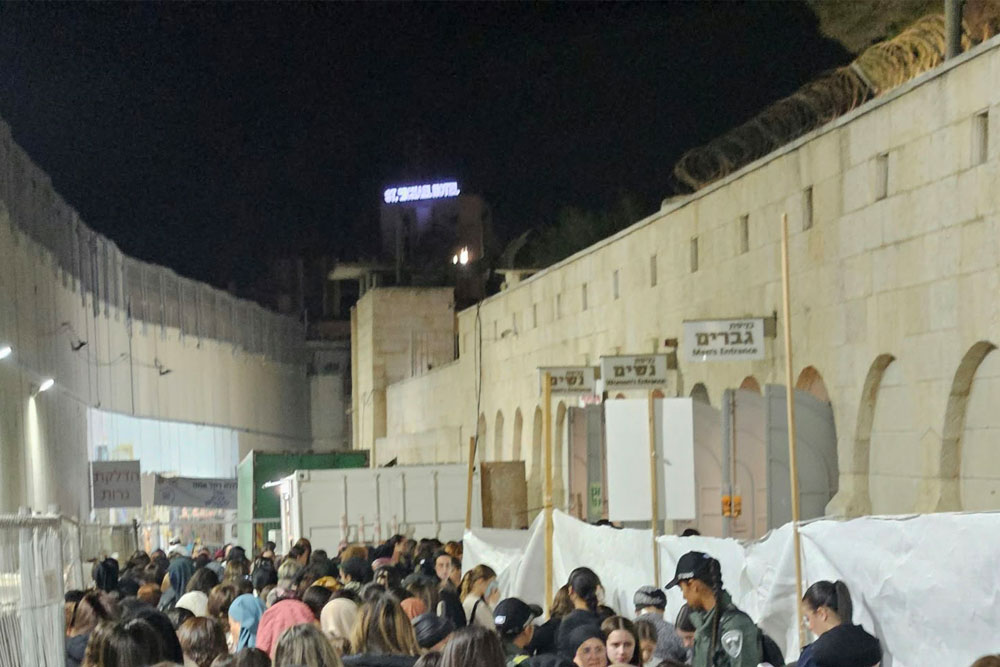 הרחבה מחוץ לציון. המקום צר מלהכיל את ההמונים
