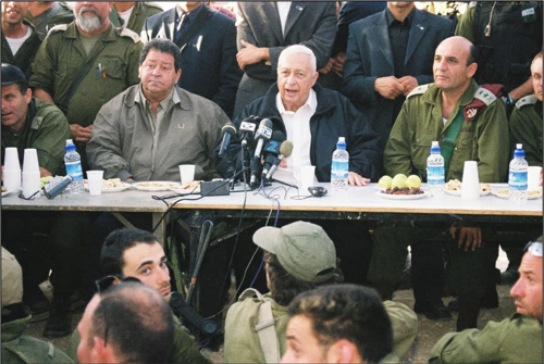 מימין: הרמטכ"ל מופז, ראש הממשלה שרון ושר הביטחון בן אליעזר במפגש עם חיילי חטיבה 5 במהלך מבצע "חומת מגן" (צילום: דובר צה"ל)