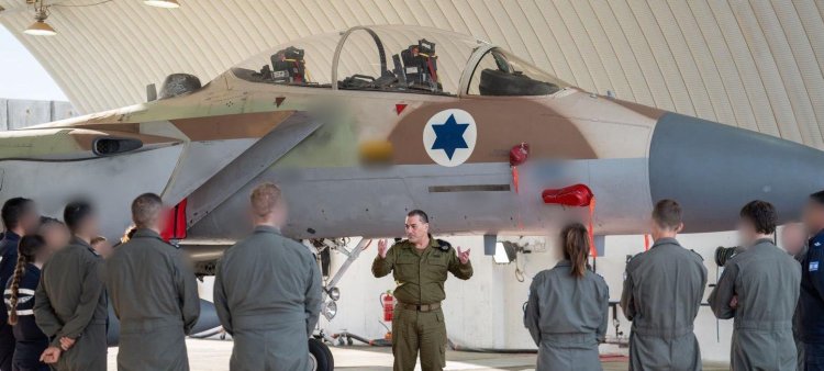 הרמטכ״ל עם צוותי אוויר וקרקע בבסיס חצרים (צילום: דובר צה״ל)