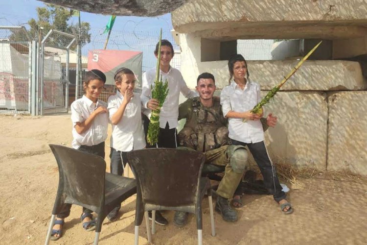 דביר זכאי הי"ד מעט לפני נפילתו עם ילדיו של לוי