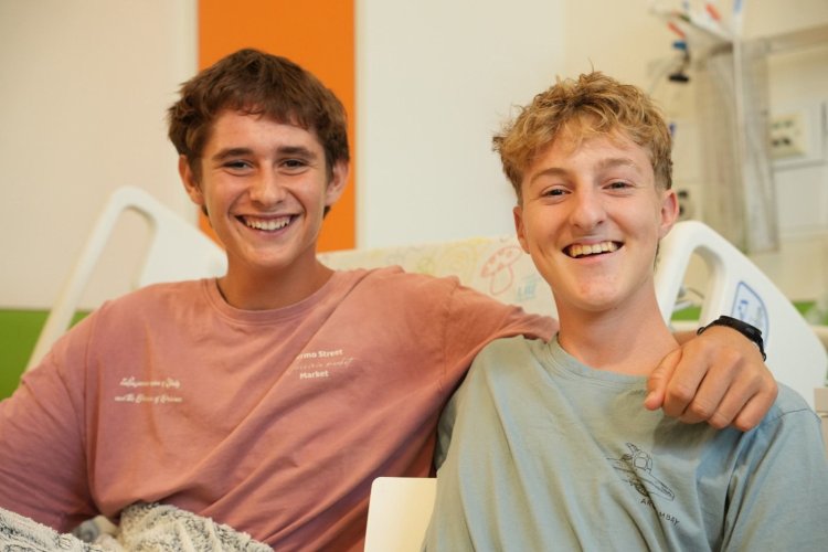 איתמר פרנקו (מימין) ונועם חן מאושפזים יחד (צילום: דוברות רמב"ם)