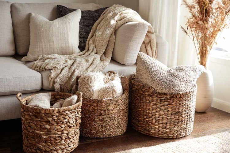 סלסלות קש בסלון לאחסון שמיכות כרבול וכריות