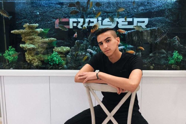 אוראל ואחניש כנער