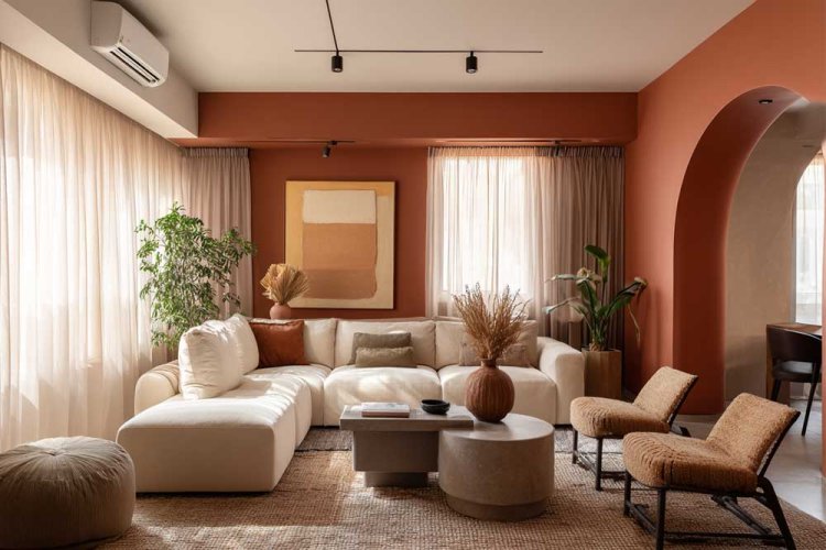 למרות שזה מאוד מפתה, לא צובעים את כל הבית. בוחרים קיר אחד, נישה או מסדרון