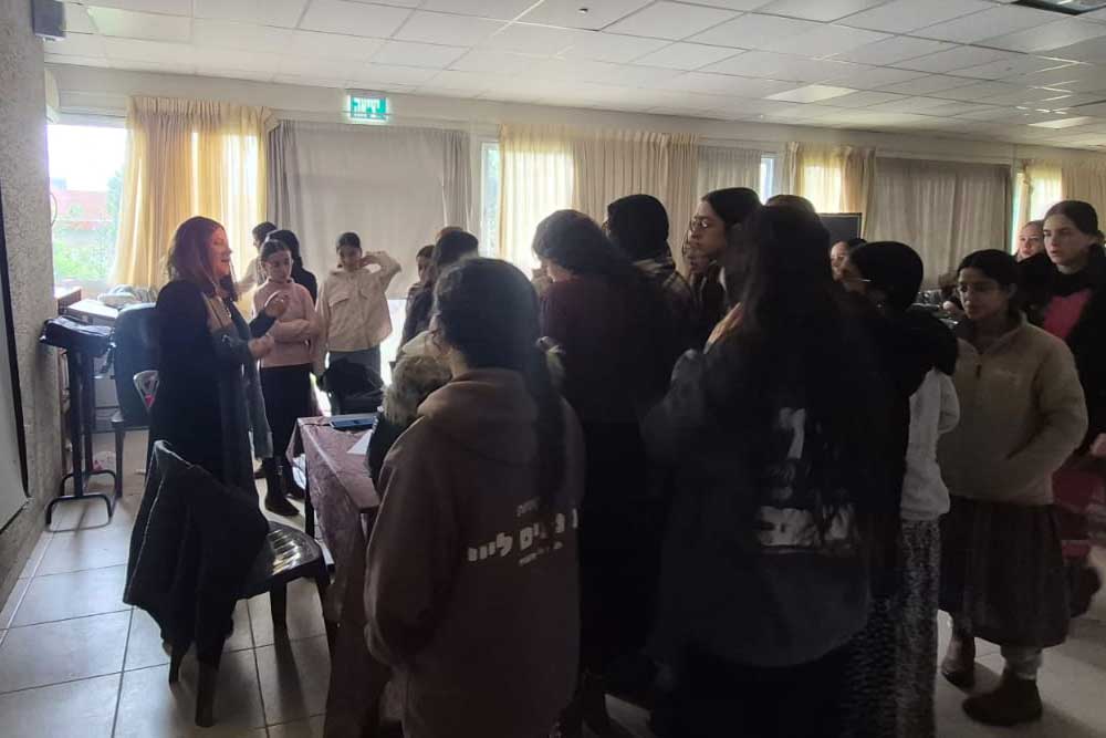 רונית לאחר הרצאה לתלמידות על סבה וסבתה