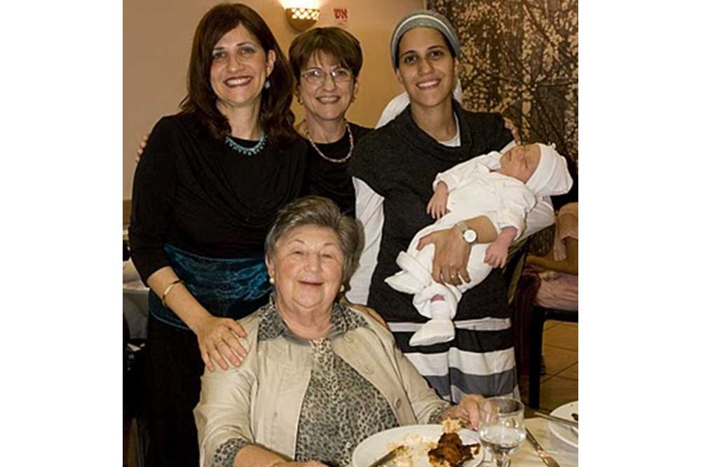 חמישה דורות: סבתא חווה יושבת. עומדת משמאל - רונית. במרכז - אימה של רונית. מימין - נינה של סבתא חווה, ובידיה בן נין