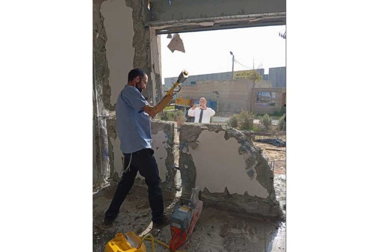 עמיחי בביתם שנפגע וכיום בשיפוצים